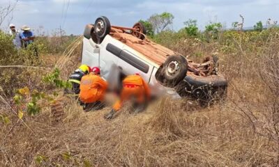 carro-capota-e-deixa-motorista-preso-sob-o-veiculo-em-guarai