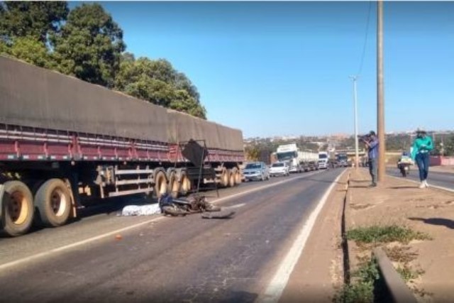 Mulher morre ao colidir contra a lateral de caminhão