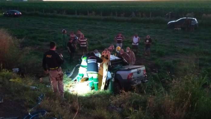 Jovem fica preso às ferragens de pick-up após grave acidente