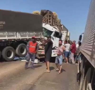 Carretas e caminhão se envolvem em colisão na BR-163