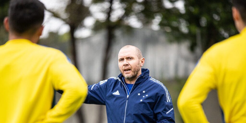 Cruzeiro do técnico Mozart, ainda sofre com a "pilha" dos seus jogadores. Créditos: Reprodução Twitter